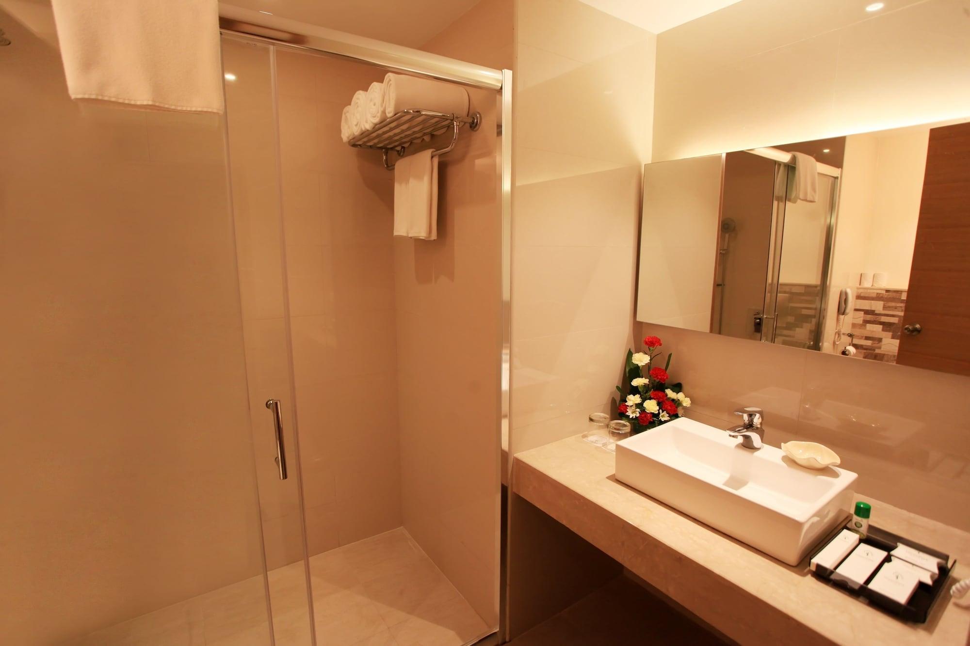 Greenpark Čennai Exteriér fotografie A shower cubicle