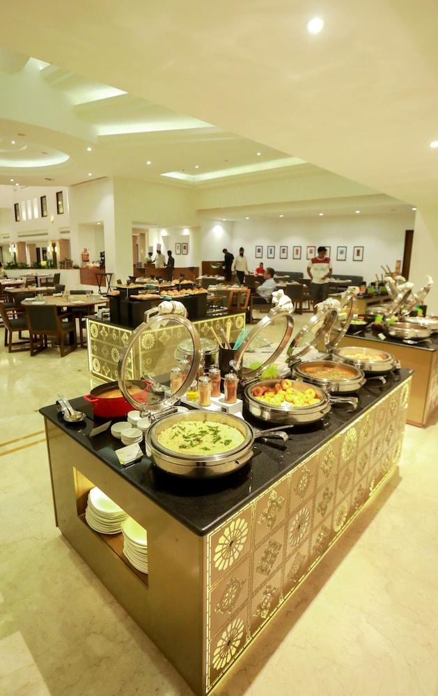 Greenpark Čennai Exteriér fotografie A buffet at a hotel