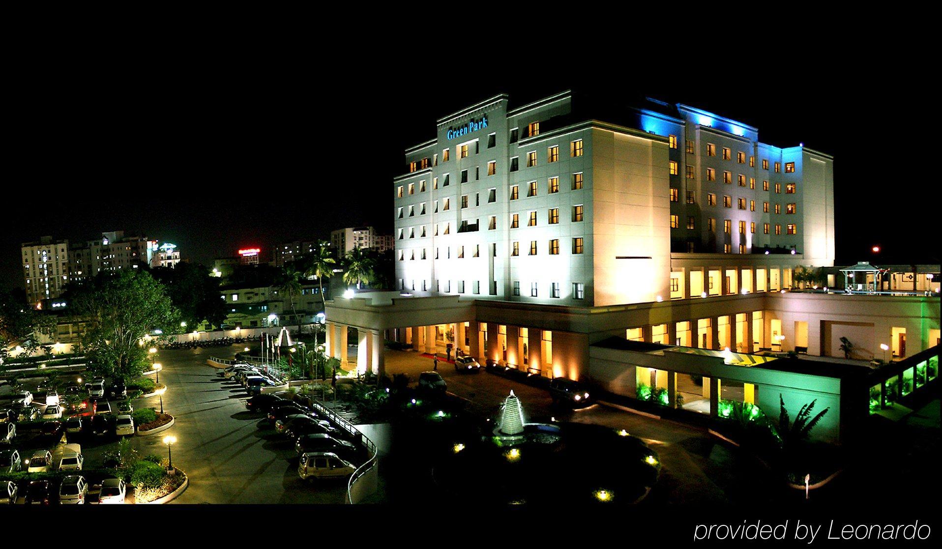 Greenpark Čennai Exteriér fotografie The hotel at night