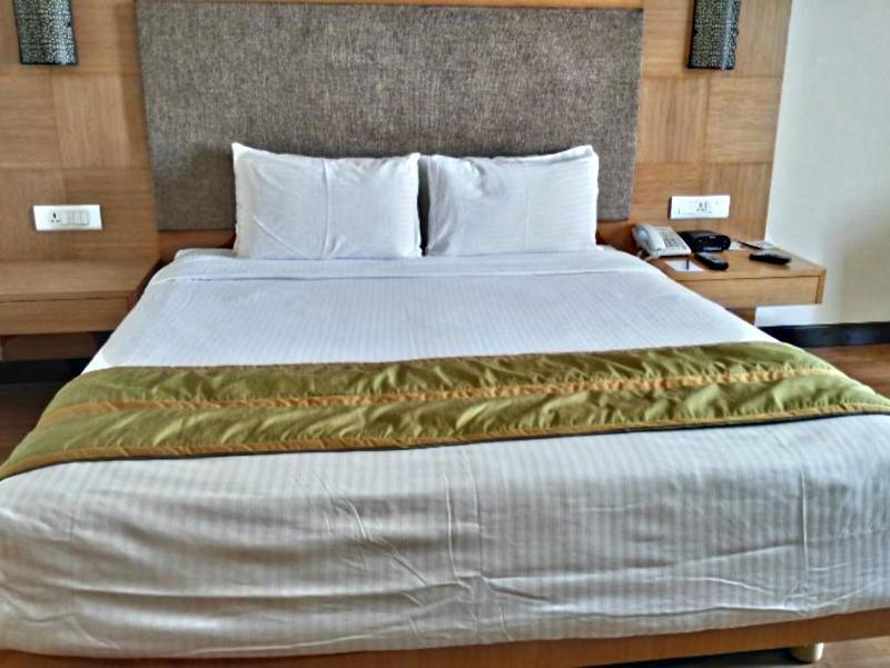 Greenpark Čennai Exteriér fotografie A bed with a bed runner
