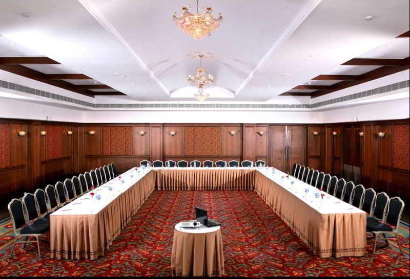 Greenpark Čennai Exteriér fotografie A meeting room at a hotel