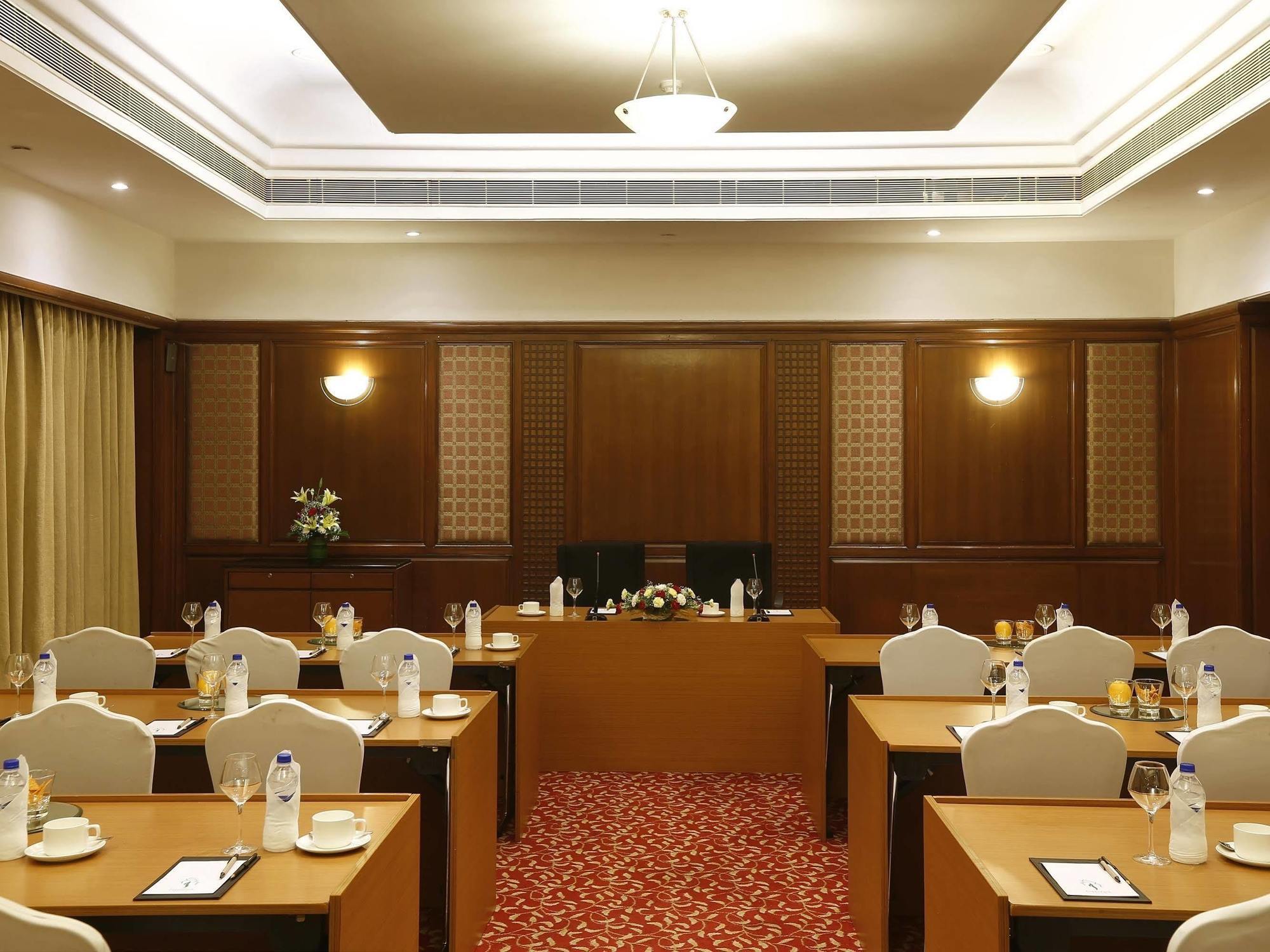 Greenpark Čennai Exteriér fotografie A meeting room at a hotel