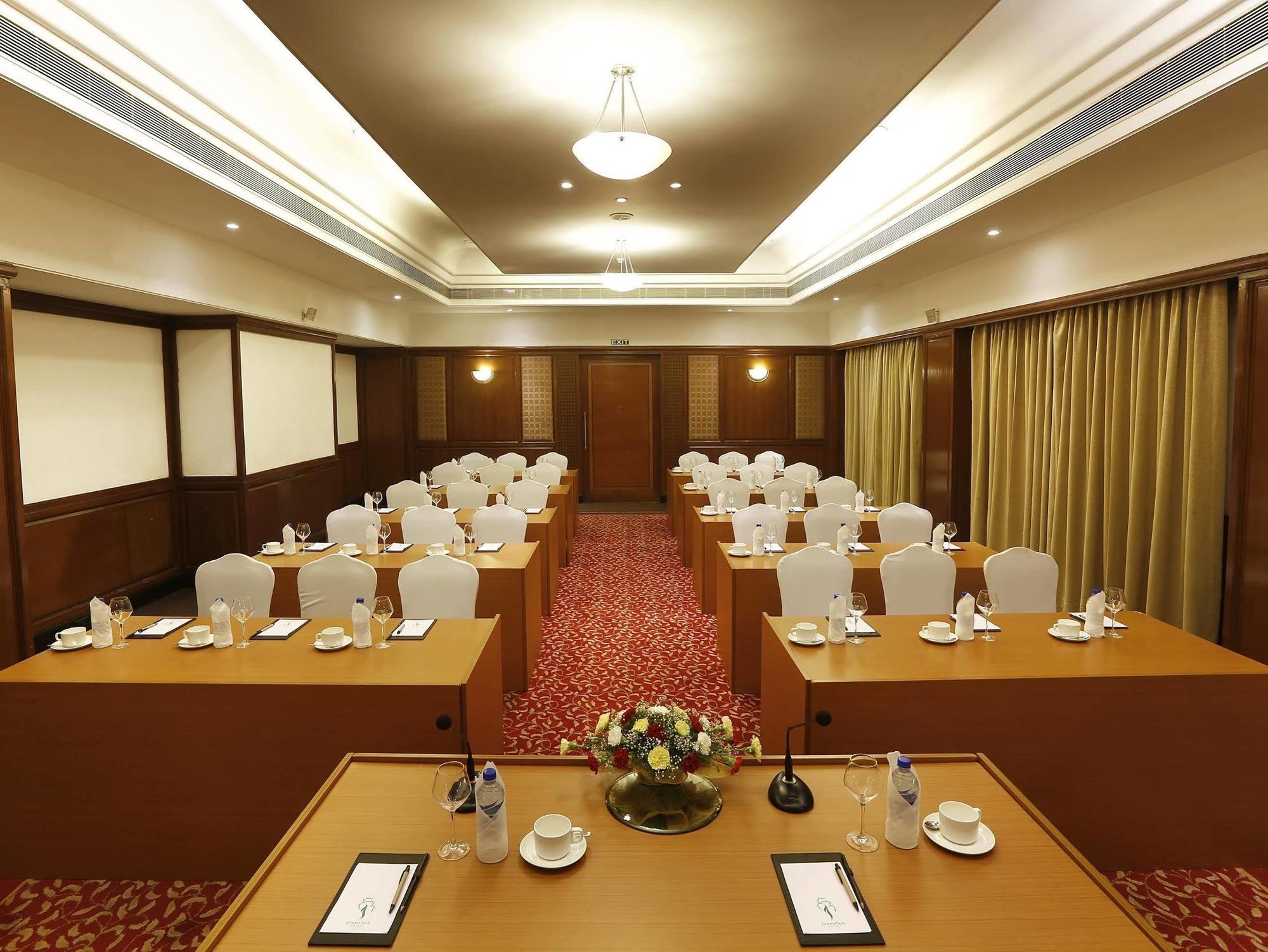 Greenpark Čennai Exteriér fotografie Meeting room at the Taj Bengal