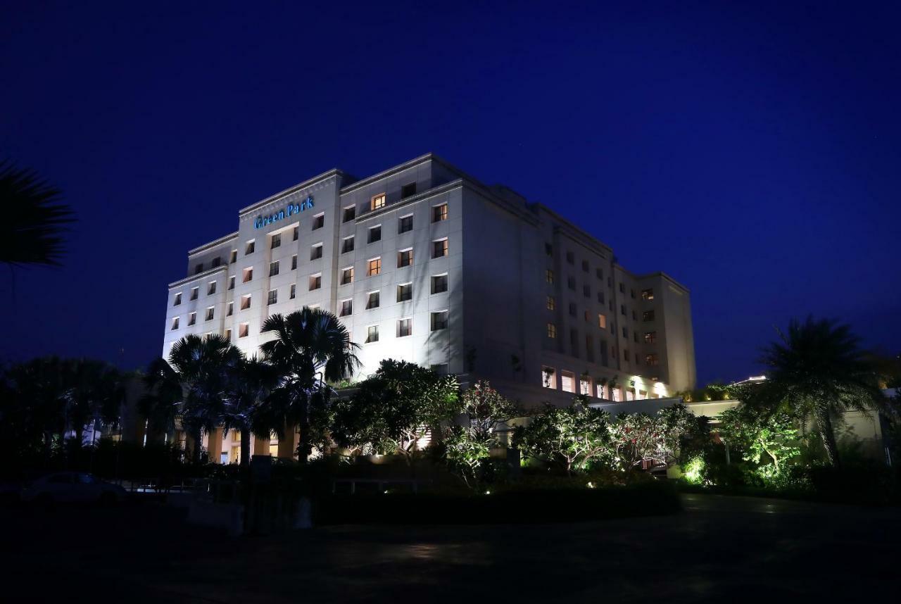 Greenpark Čennai Exteriér fotografie The hotel at night