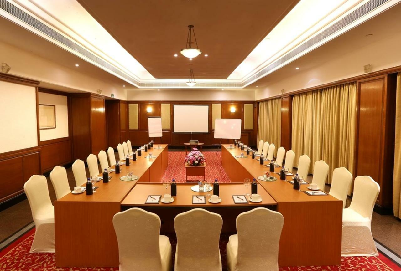 Greenpark Čennai Exteriér fotografie A meeting room at a hotel