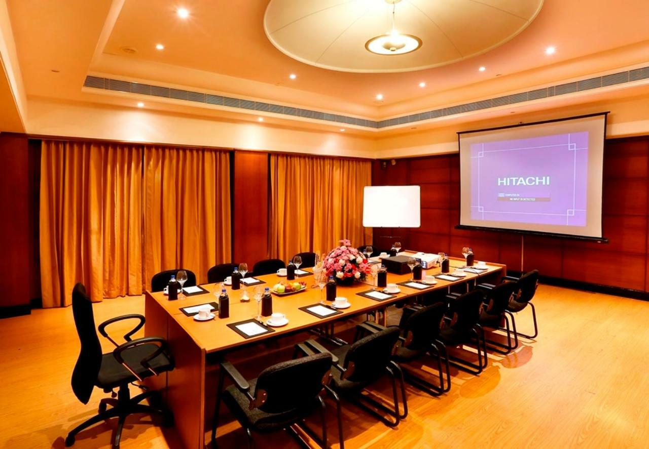 Greenpark Čennai Exteriér fotografie Boardroom at the Taj Bengal